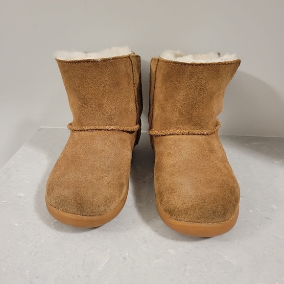 Lightly used size 9 Toddler (Girls) Ugg Winter Boots - Picture 2 of 3